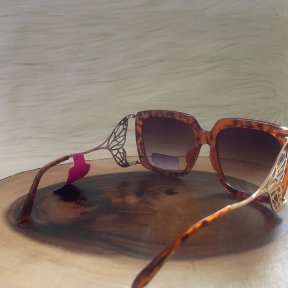 🔥 Betsey Johnson Tortoise Shell Sunglasses - Picture 4 of 7